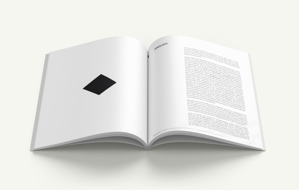 Mockup de libro abierto con diseño minimalista para proyecto cultural.
