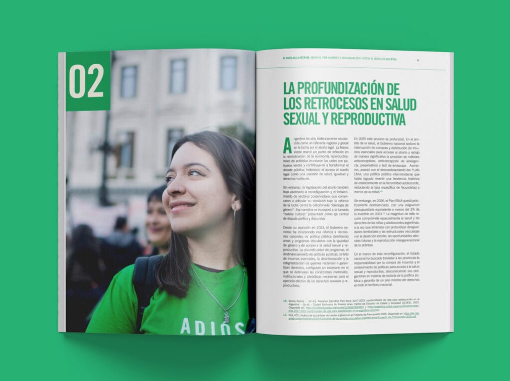 Mockup de publicación con mujer en portada y artículo sobre salud sexual y reproductiva.