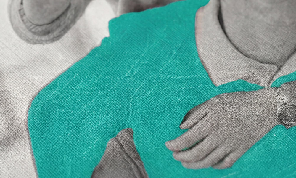 Detalle de pieza de identidad visual con textura en azul y gris para proyecto cultural.