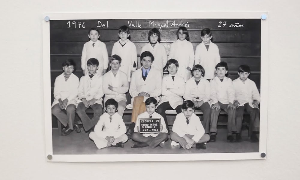 Fotografía en blanco y negro de grupo escolar en 1976 en Valle Miquel Andrès.