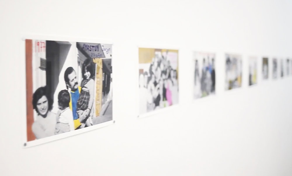 Serie de fotografías en exposición, muestra piezas de un proyecto cultural.