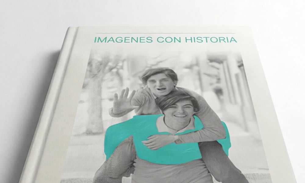 Portada de libro con fotografía en escala de grises y título en verde.