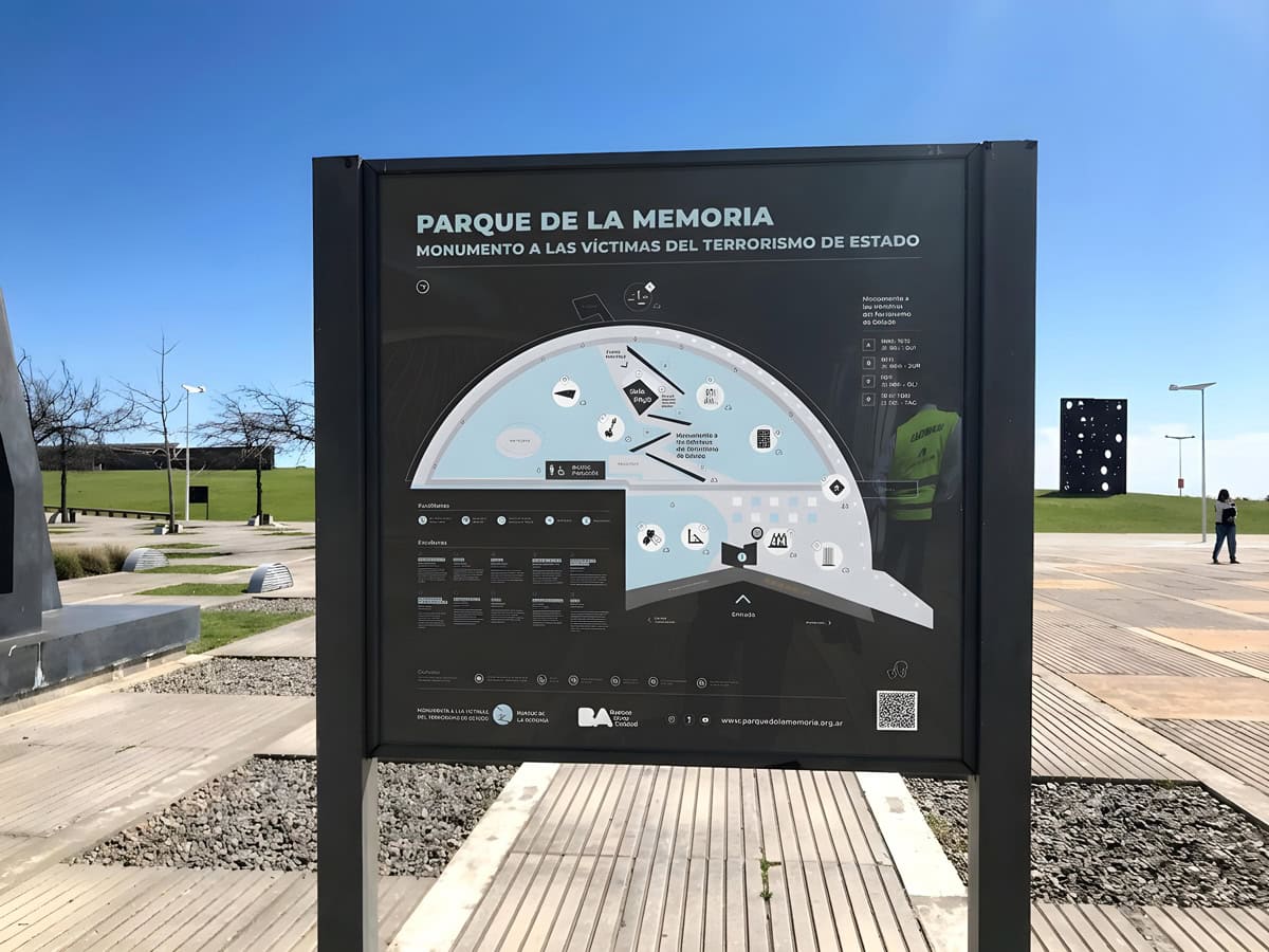 Cartel informativo del Parque de la Memoria, sistema visual para monumento a víctimas del terrorismo.