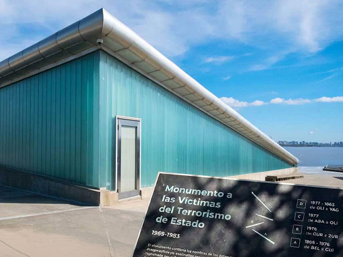 Estructura de metal azul con puerta, vista del techo y vista al río, proyecto Parque de la Memoria.