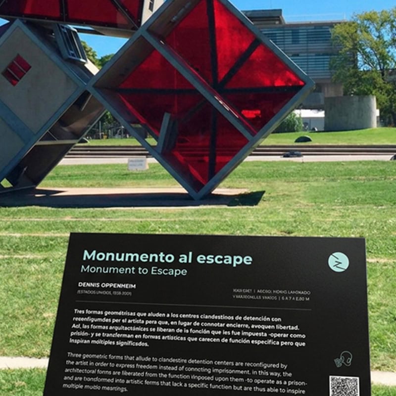 Escultura geométrica en Parque de la Memoria, símbolo de libertad y memoria.