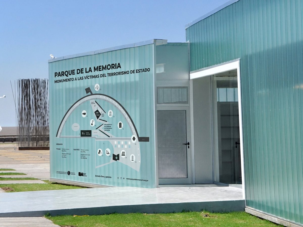 Sistema visual del memorial Parque de la Memoria, con información y gráficos.