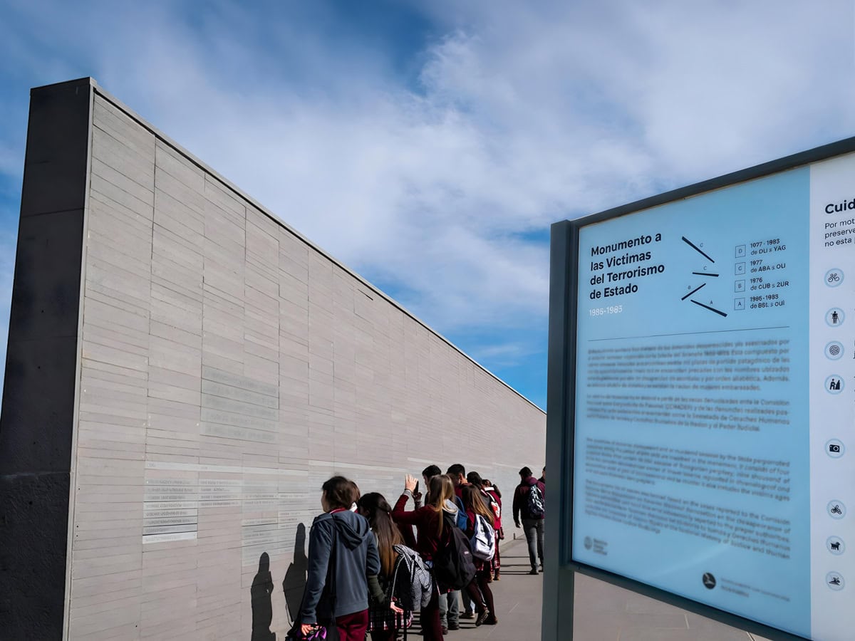 Cartel informativo en monumento a víctimas del terrorismo de Estado en Parque de la Memoria.