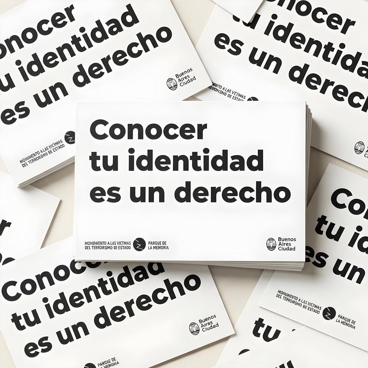 Carteles con mensaje "Conocer tu identidad es un derecho" en diseño gráfico para campaña.
