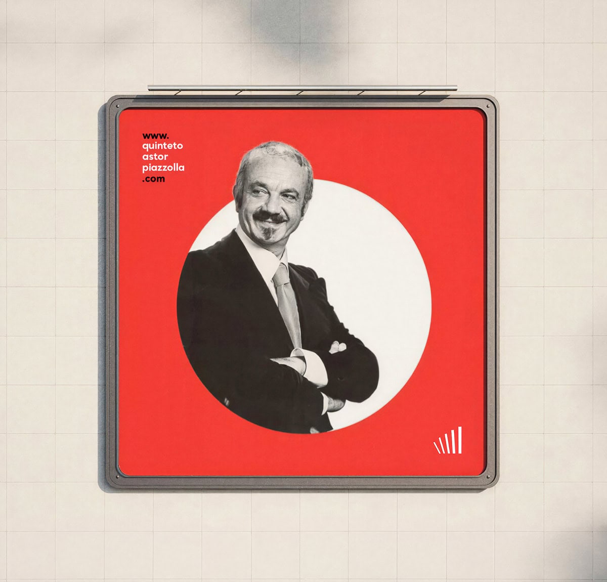 Cubierta de CD con retrato en blanco y negro de Astor Piazzolla en círculo blanco sobre fondo rojo.